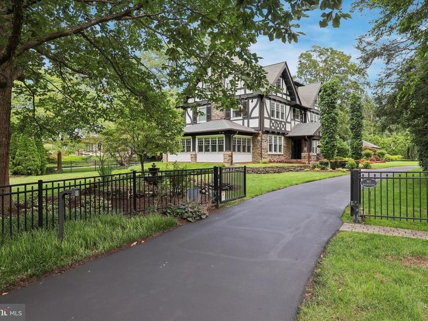 8111 Saint Martins Lane, Philadelphia, PA 19118 Main Photo