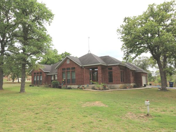 124 Rosewood Dr, La Vernia, TX 78121