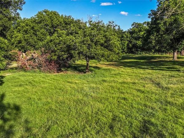 708A W Howell Street , Saint Jo, TX 76265