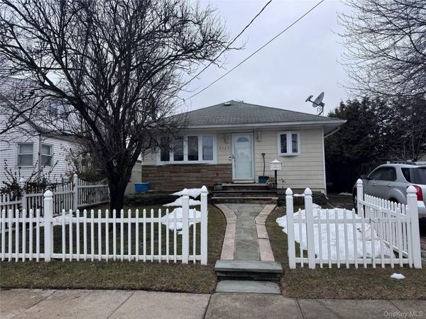 2463 Lindy Road , Westbury, NY 11590