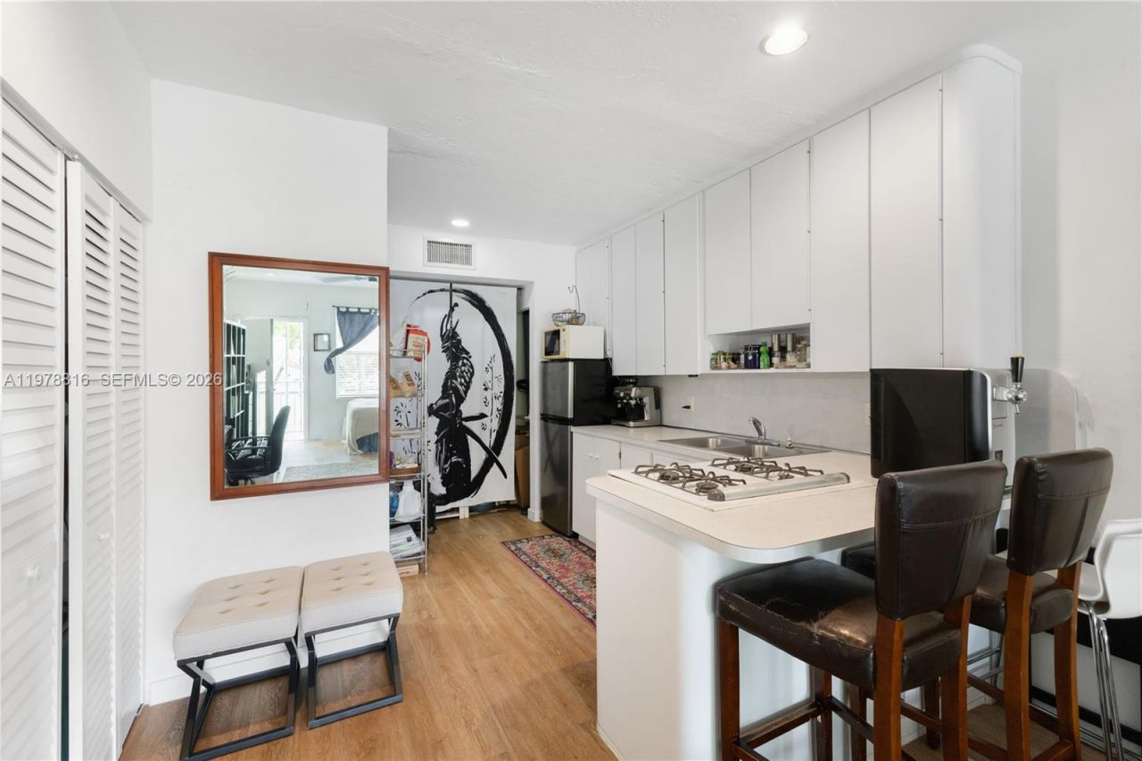 2445 Lake Pancoast Dr , Unit J, Miami Beach, FL 33140 Photo