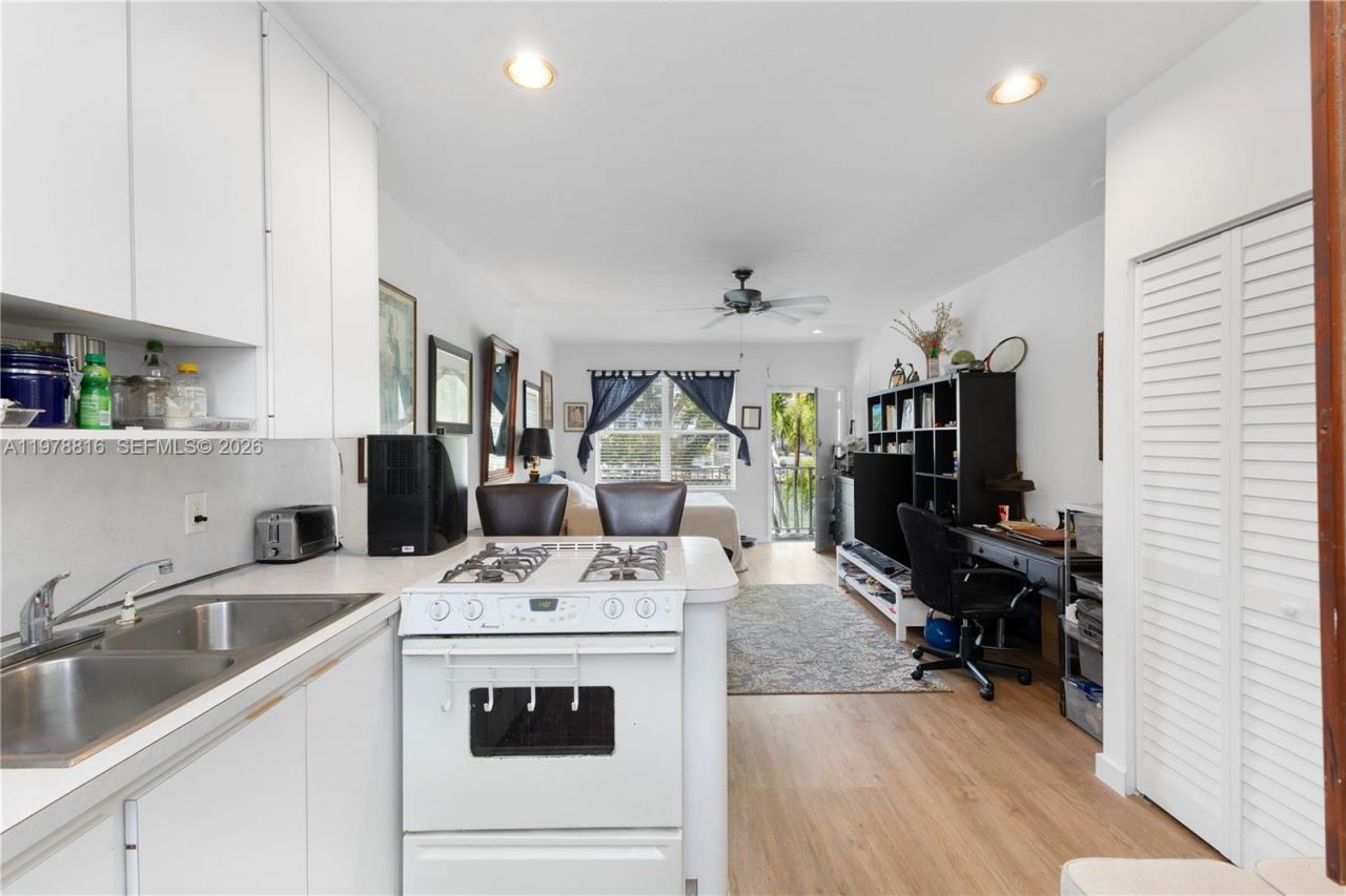 2445 Lake Pancoast Dr , Unit J, Miami Beach, FL 33140 Photo