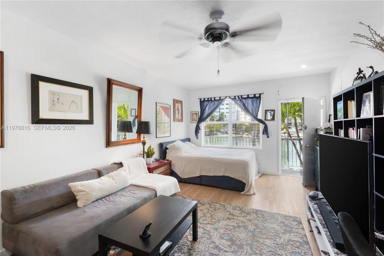 2445 Lake Pancoast Dr , Unit J, Miami Beach, FL 33140 Photo