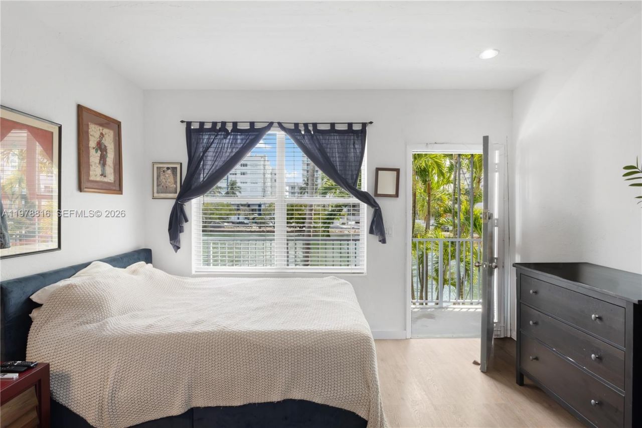 2445 Lake Pancoast Dr , Unit J, Miami Beach, FL 33140 Photo