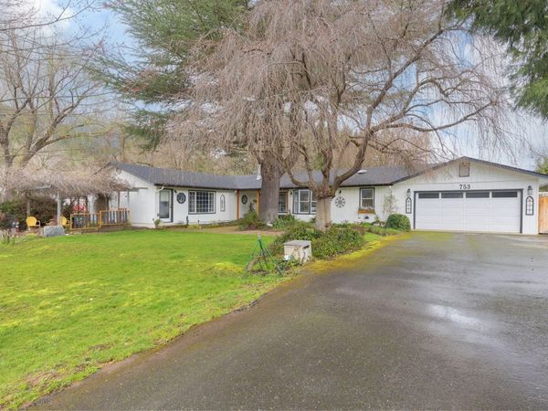 753 W Evans Creek Road, Rogue River, OR 97537
