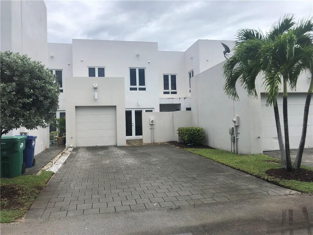 6326 NW 105th Place, Doral, FL 33178 Photo