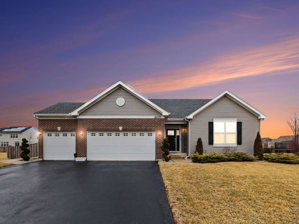 2077 Hearthstone Avenue, Yorkville, IL 60560