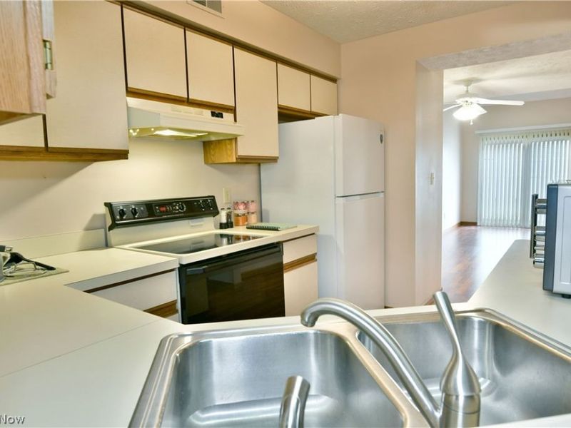 3406 Ivy Hill Circle, Unit B, Cortland, OH 44410 Photo 11