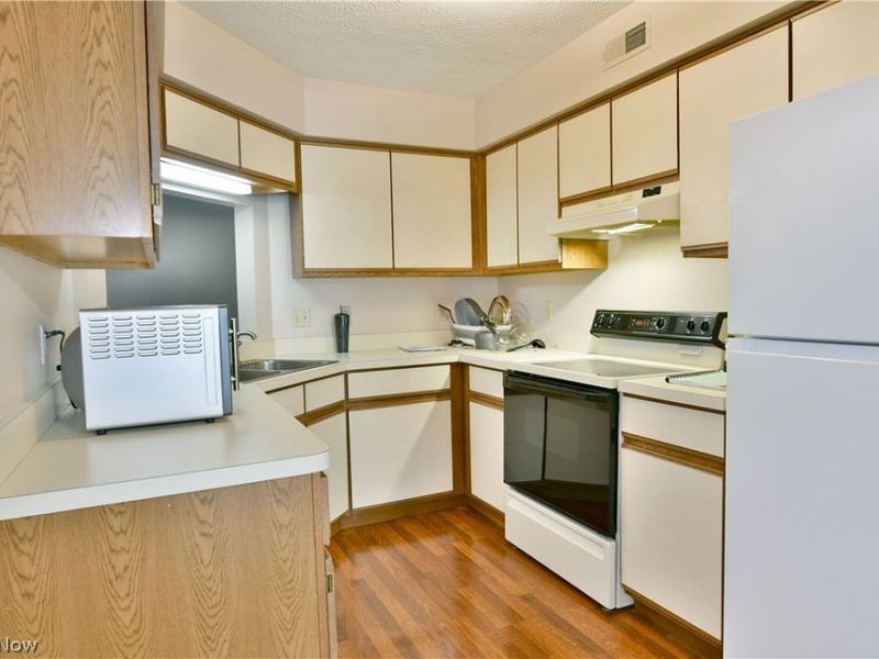 3406 Ivy Hill Circle, Unit B, Cortland, OH 44410 Photo 12