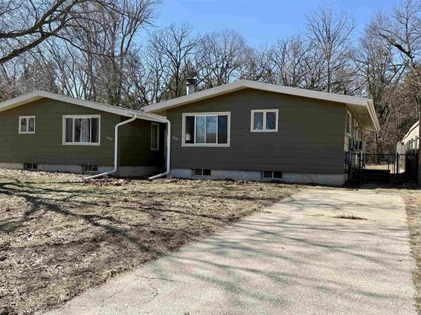 2522 Hiawatha Road, Cedar Falls, IA 50613