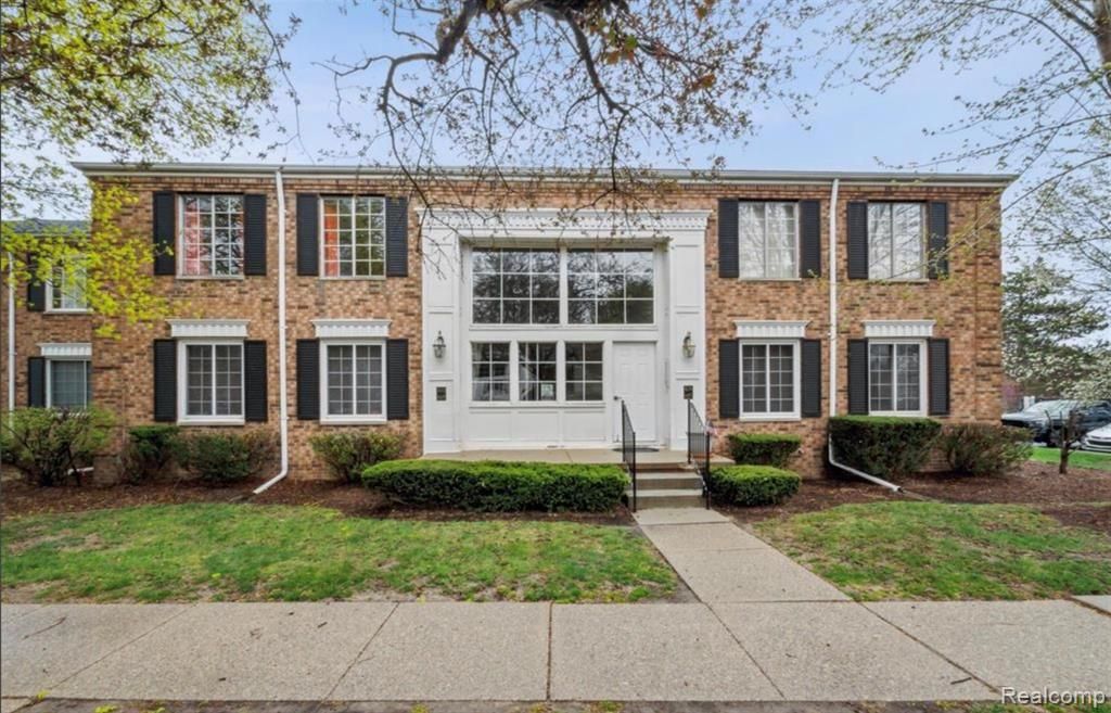 641 E Fox Hills Drive, Bloomfield Hills, MI 48304 Main Photo