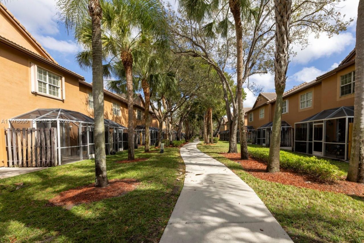 1418 Barcelona Way , Unit 6-23, Weston, FL 33327 Photo