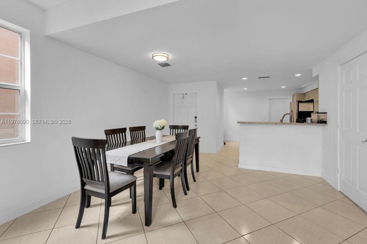 1418 Barcelona Way , Unit 6-23, Weston, FL 33327 Photo