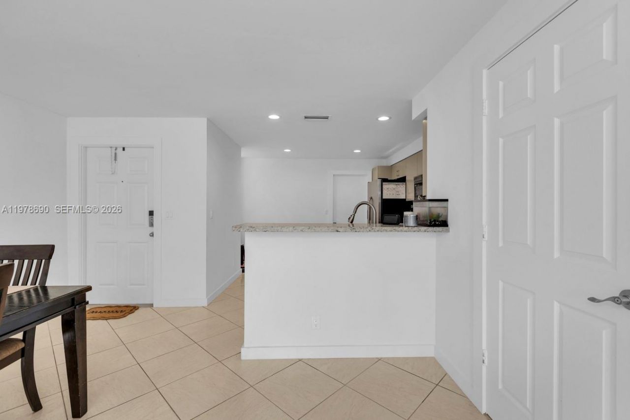 1418 Barcelona Way , Unit 6-23, Weston, FL 33327 Photo