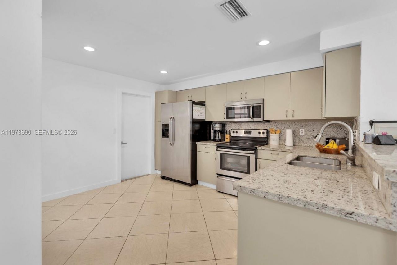 1418 Barcelona Way , Unit 6-23, Weston, FL 33327 Photo
