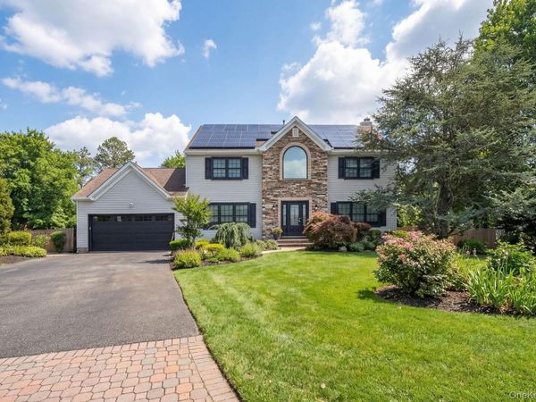 19 Lindsey Place, Holbrook, NY 11741