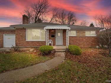 8457 Menge, Center Line, MI 48015