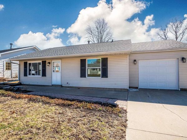 207 ROSEWOOD Drive, Washington, IL 61571