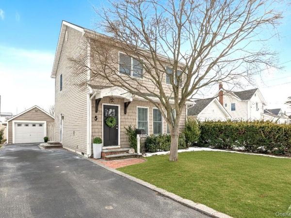 5 Emmet Place , Hicksville, NY 11801