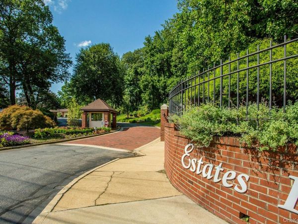 232 Linnet Court, Manhasset, NY 11030