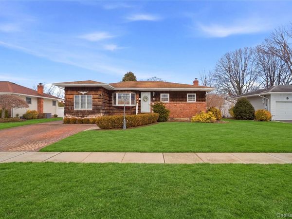 9 Lyons Avenue, Farmingdale, NY 11735