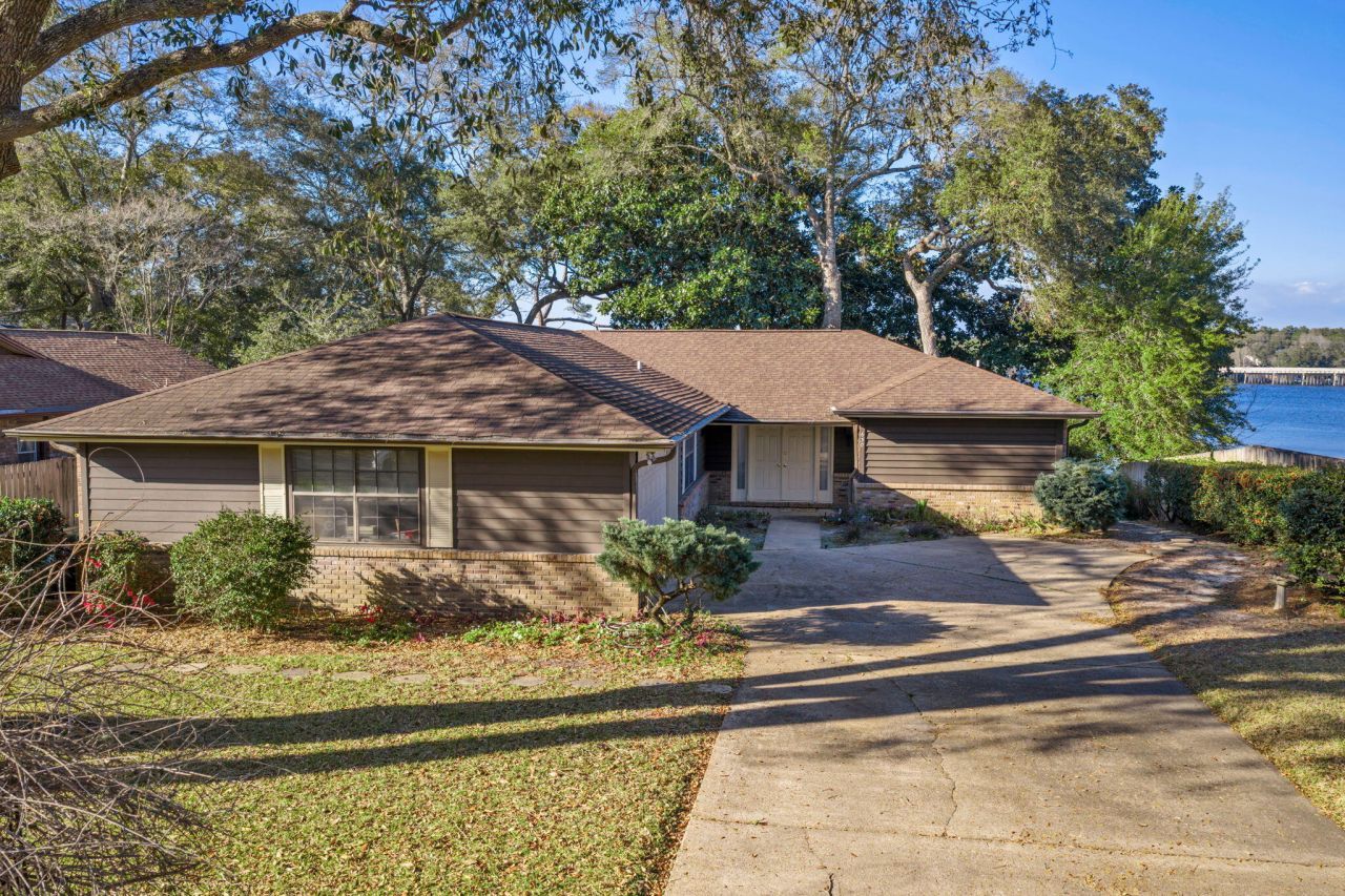 630 Sailboat Drive, Niceville, FL 32578 Main Photo