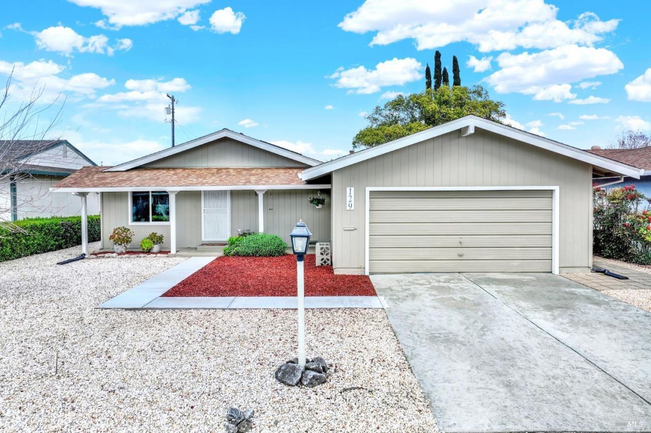 129 Carlsbad Circle, Vacaville, CA 95687 Main Photo