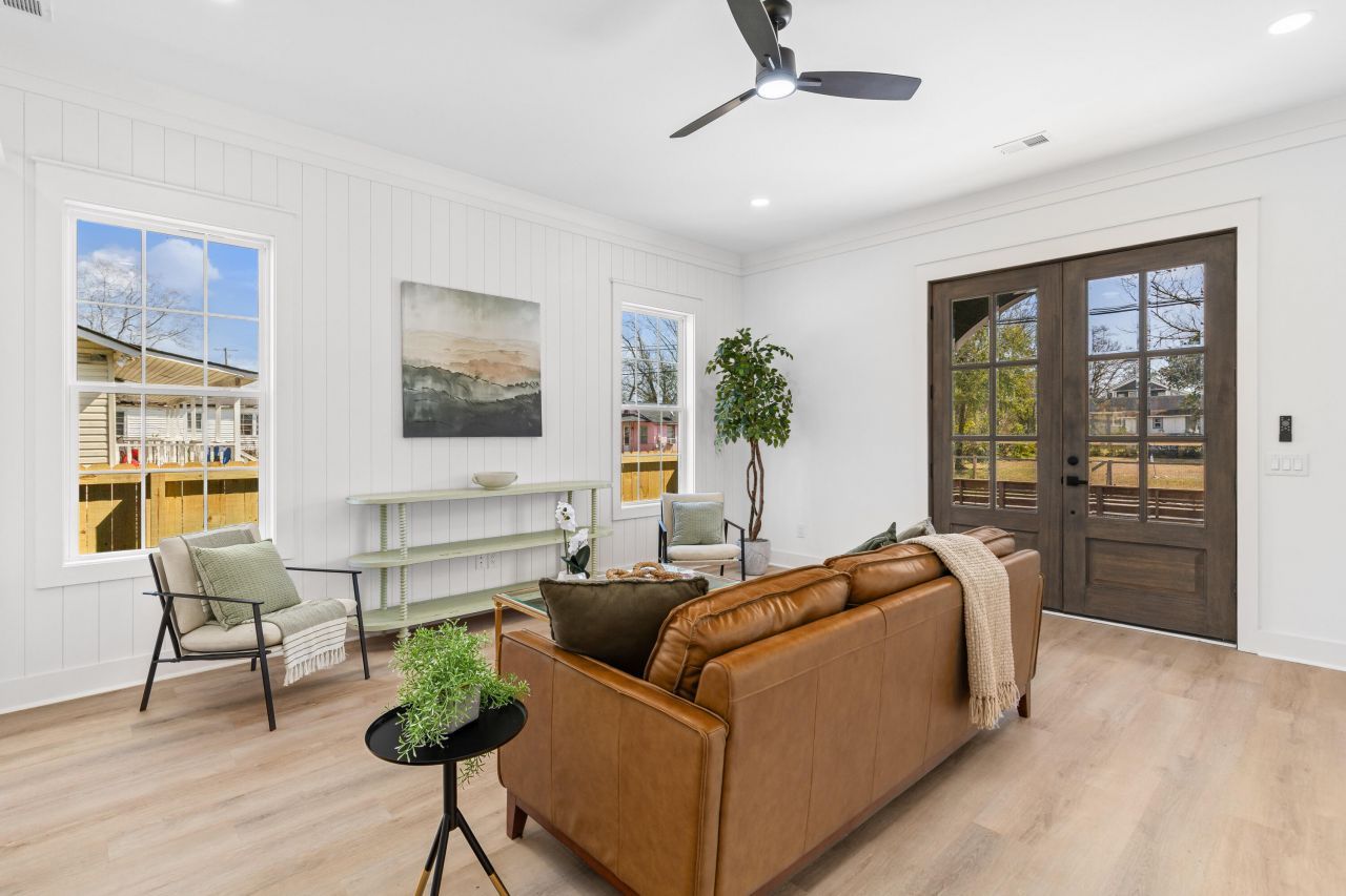 1992 Forest Avenue Photo 4