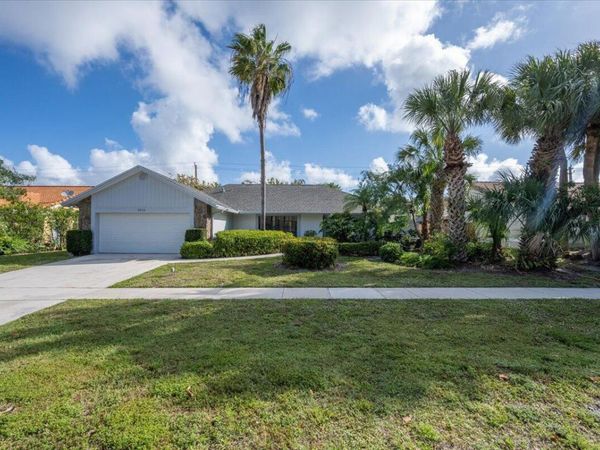 2216 Amesbury Court, Wellington, FL 33414