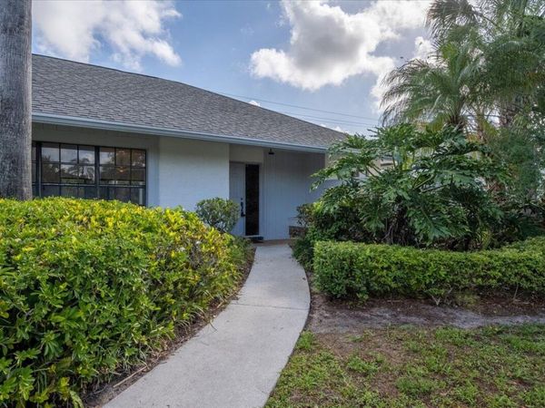 2216 Amesbury Court, Wellington, FL 33414