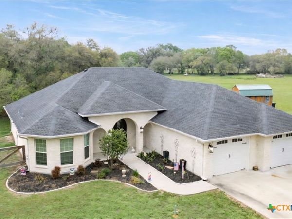 7134 Old Highway Road , Inez, TX 77968