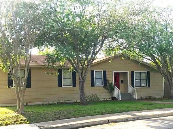 911 Brazos ST, Lockhart, TX 78644