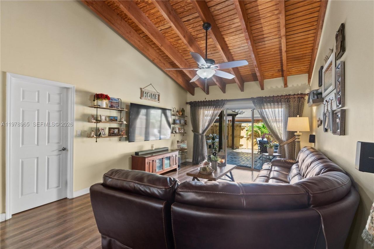 10301 Laurel Ct , Pembroke Pines, FL 33026 Photo