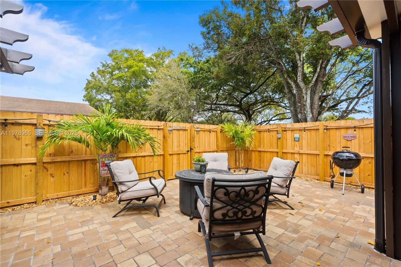 10301 Laurel Ct , Pembroke Pines, FL 33026 Photo