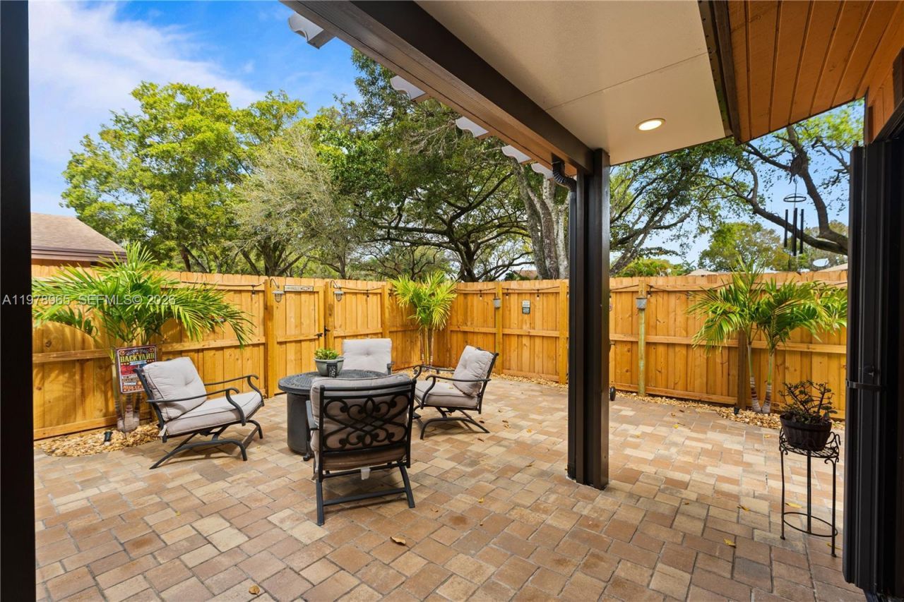 10301 Laurel Ct , Pembroke Pines, FL 33026 Photo