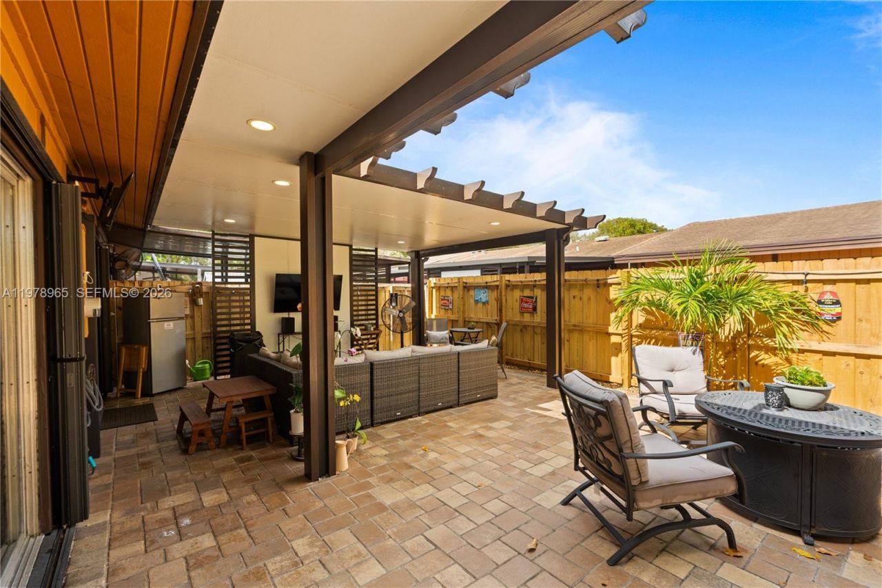 10301 Laurel Ct , Pembroke Pines, FL 33026 Photo