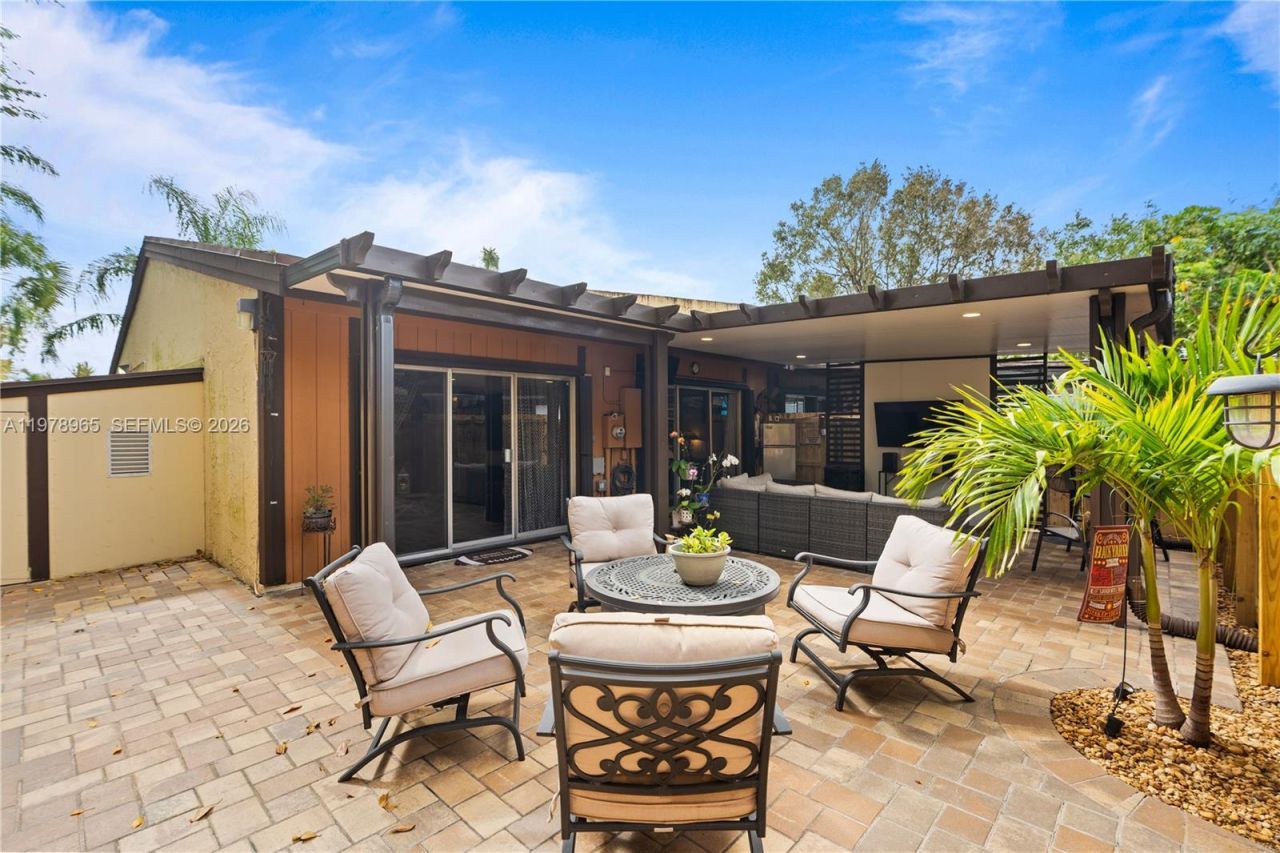 10301 Laurel Ct , Pembroke Pines, FL 33026 Photo