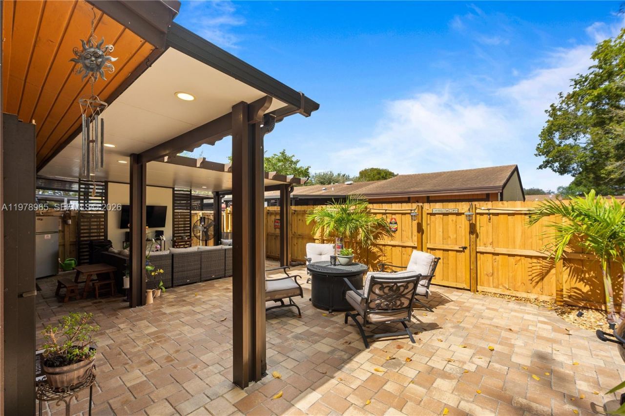 10301 Laurel Ct , Pembroke Pines, FL 33026 Photo