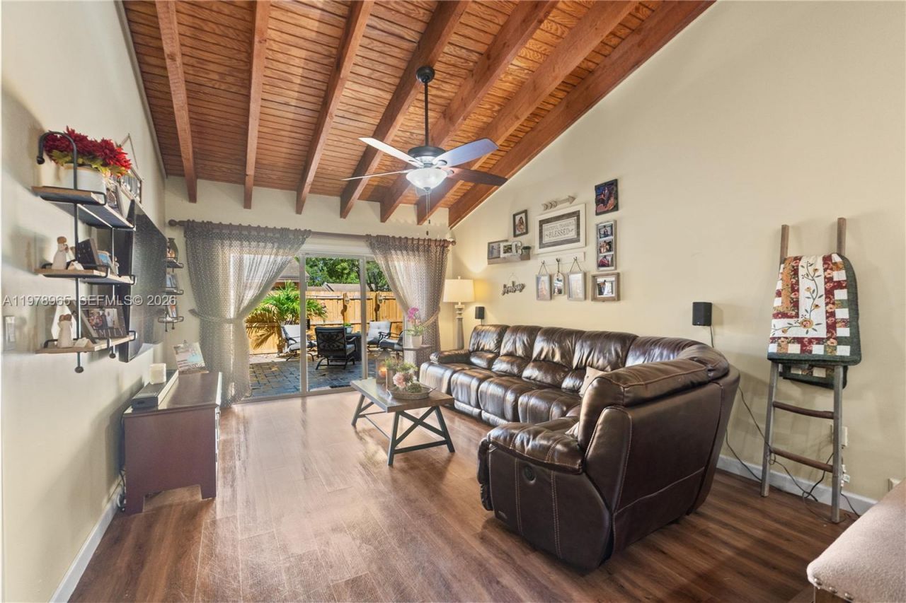 10301 Laurel Ct , Pembroke Pines, FL 33026 Photo