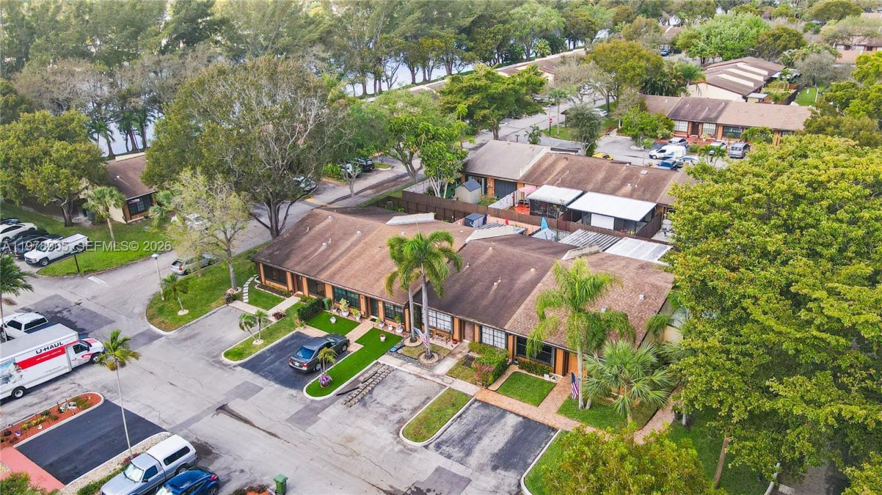 10301 Laurel Ct , Pembroke Pines, FL 33026 Photo