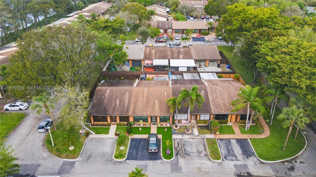 10301 Laurel Ct , Pembroke Pines, FL 33026 Photo