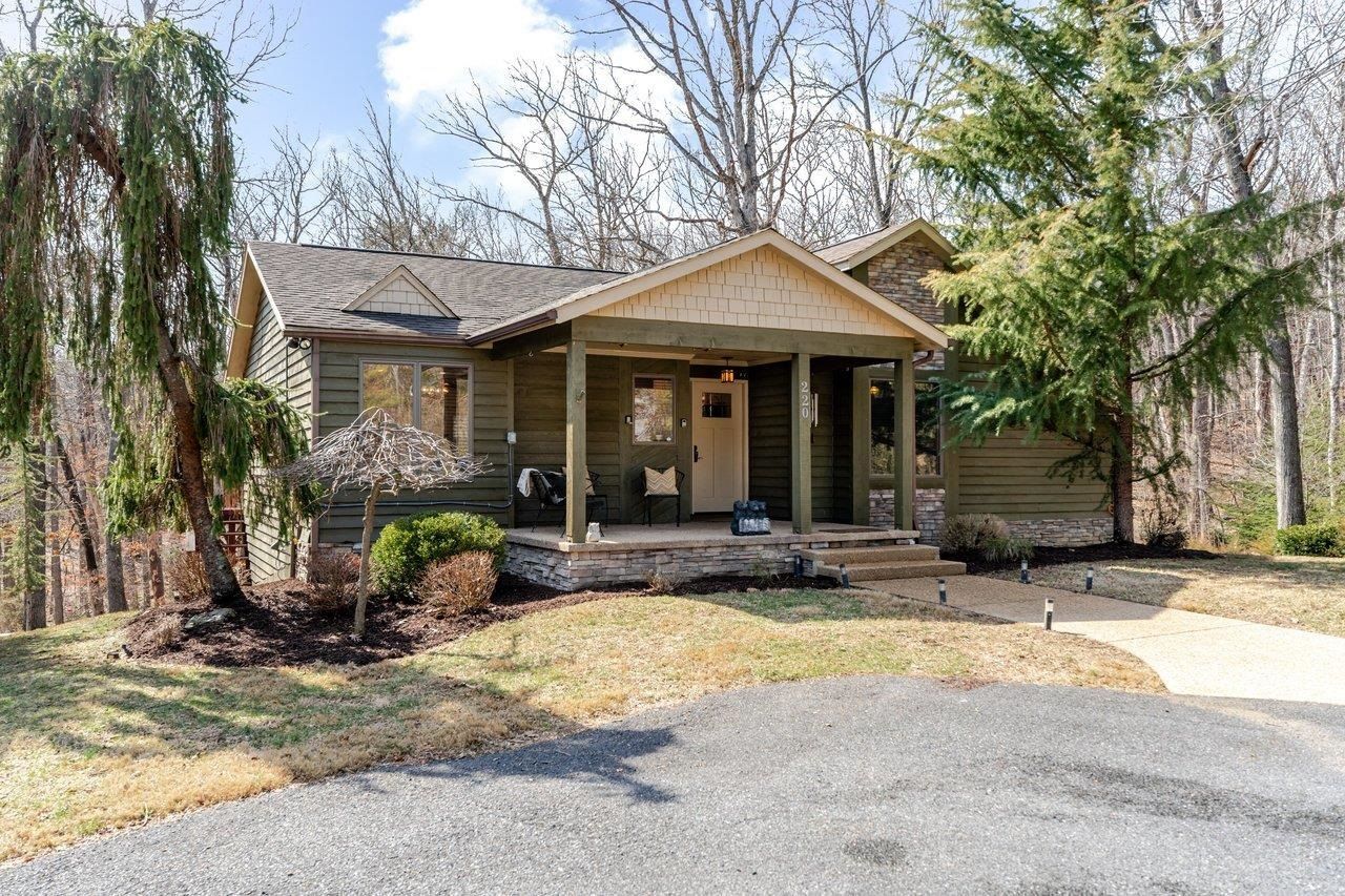 220 MARTIN LN primary photo