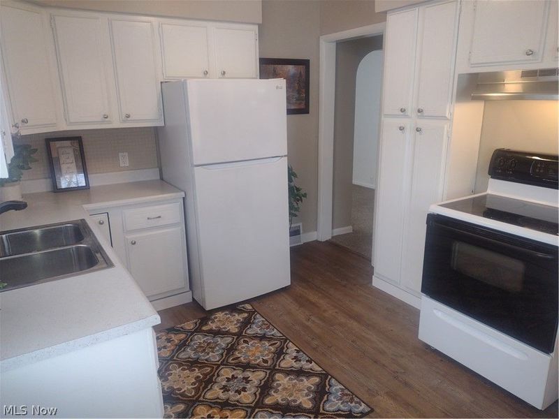 279 E Baird Avenue, Barberton, OH 44203 Photo 3