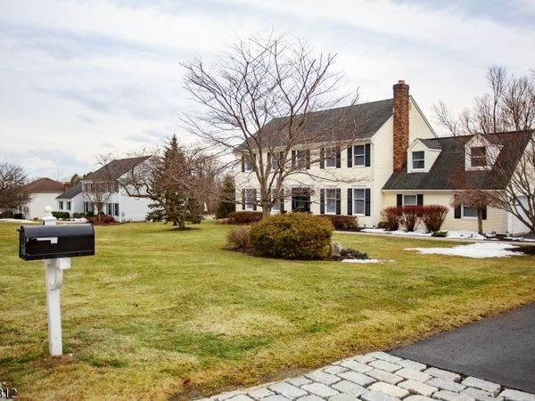 4 Victoria Dr, Mount Olive, NJ 07836