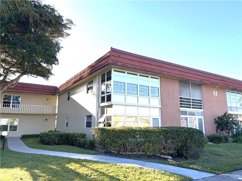 68 Royal Oak Court, Unit 107, Vero Beach, FL 32962 Photo