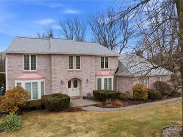 19 Rolling Meadow Ln, East Amherst, NY 14051