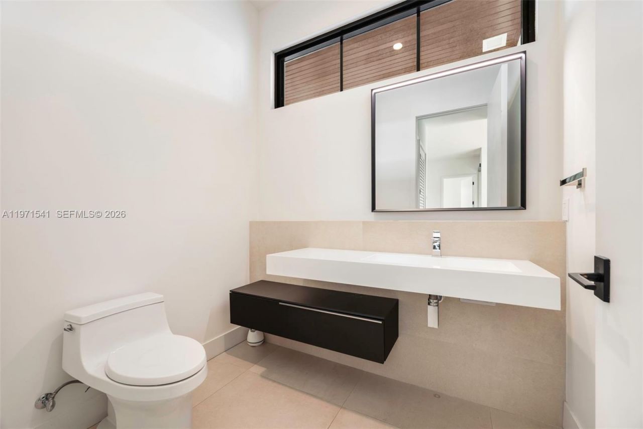 885 NE 76th St, Miami, FL 33138 Photo