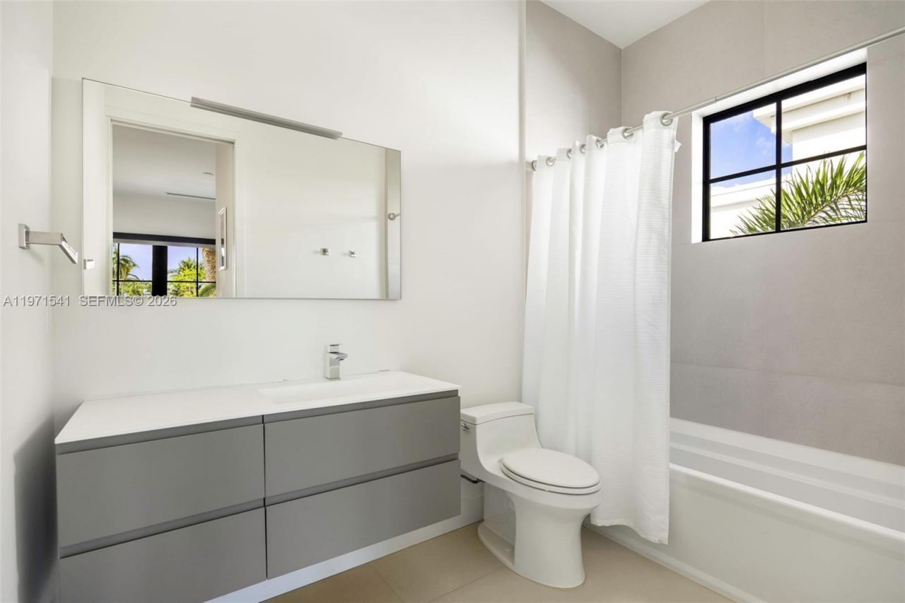 885 NE 76th St, Miami, FL 33138 Photo