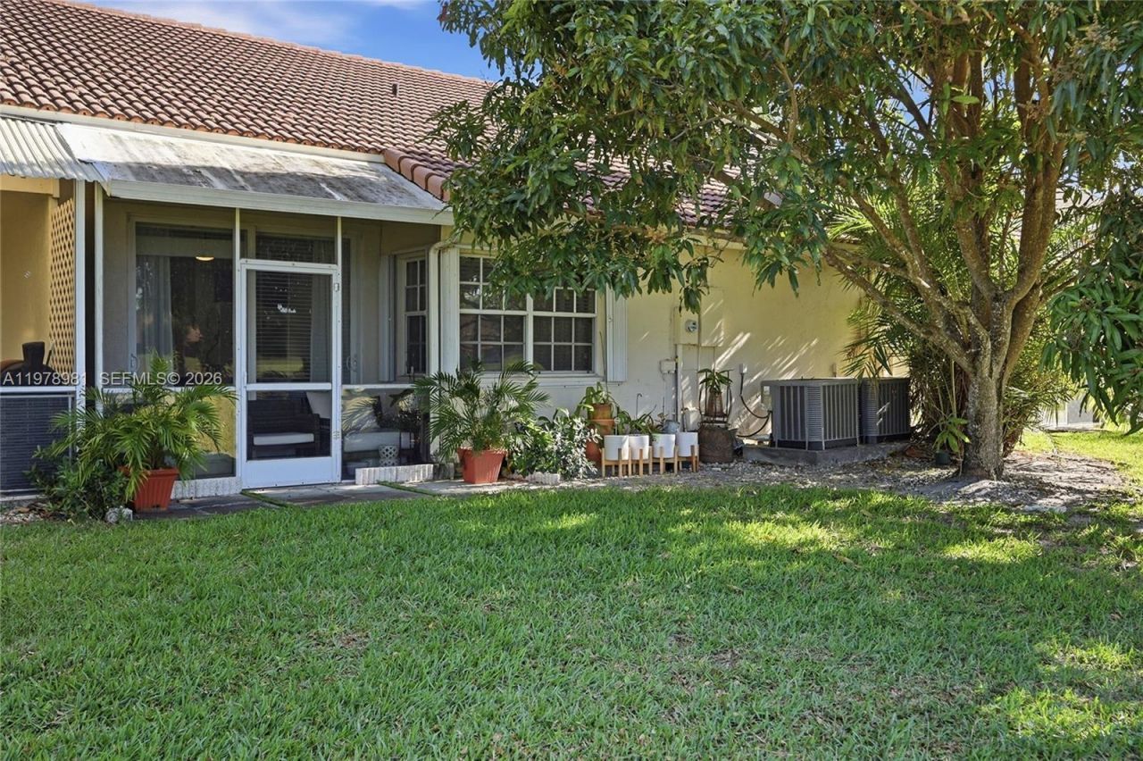 8249 NW 70th St, Tamarac, FL 33321 Photo