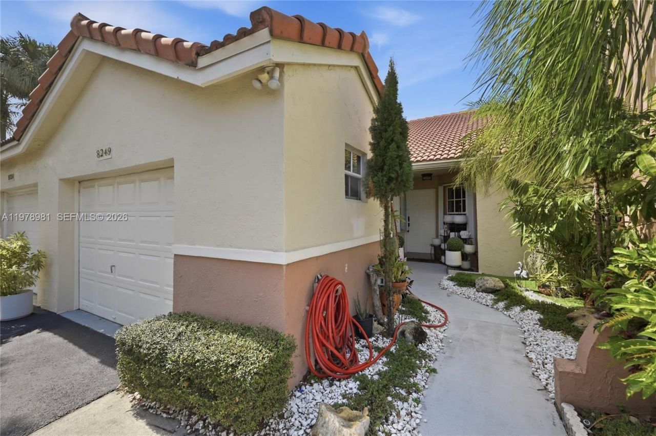 8249 NW 70th St, Tamarac, FL 33321 Photo